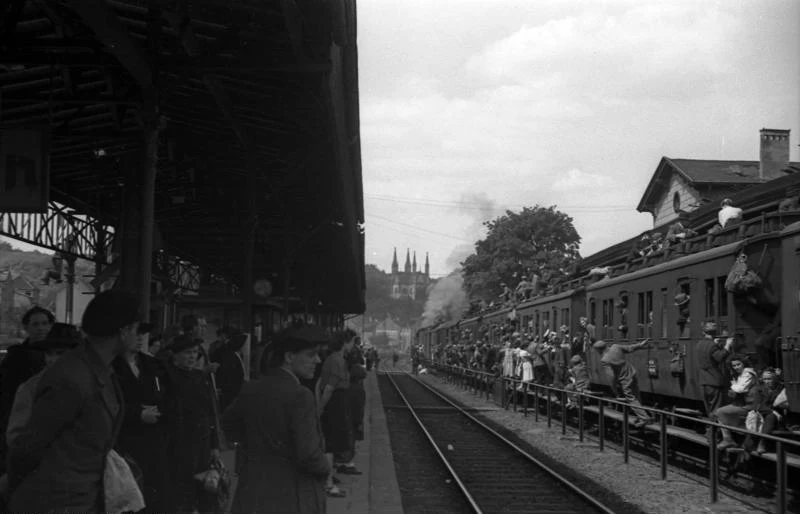 Overcrowded train at Remagen station in 1947, with city people on a Hamsterfahrt to trade for food in the countryside